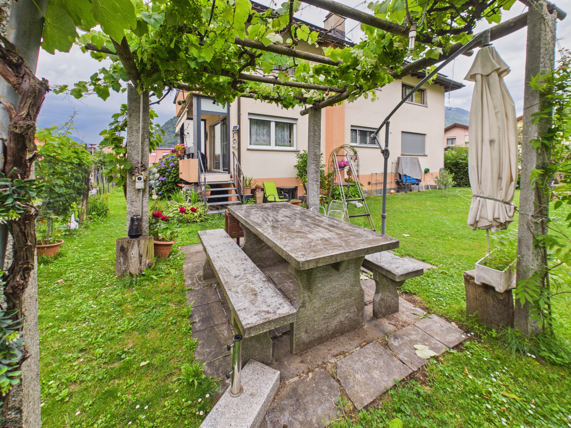 Garten mit Pergola und Steintisch