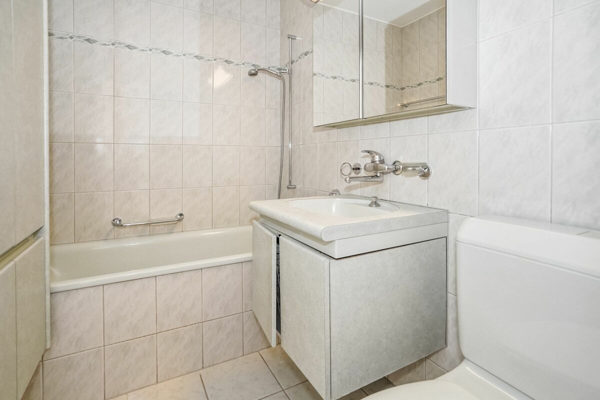 Badezimmer mit Badewanne und Waschbecken