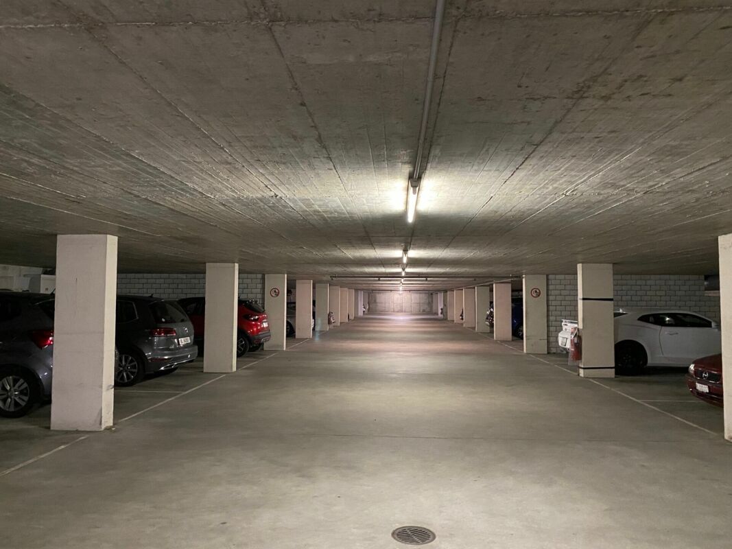 Tiefgarage mit Stellplätzen