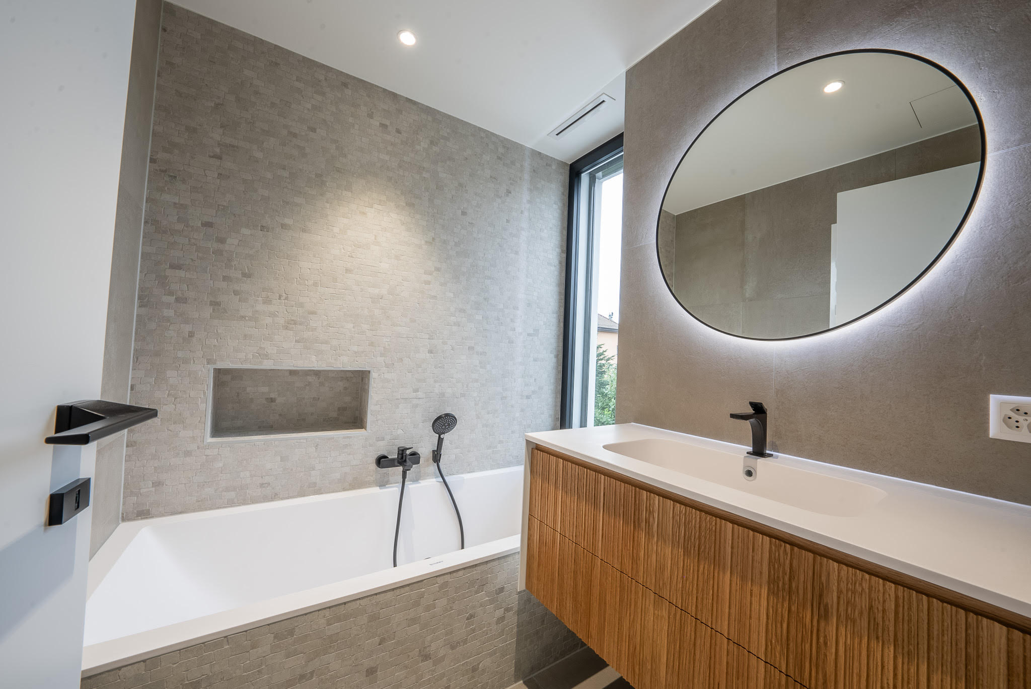Modernes Badezimmer mit Badewanne und Waschtisch