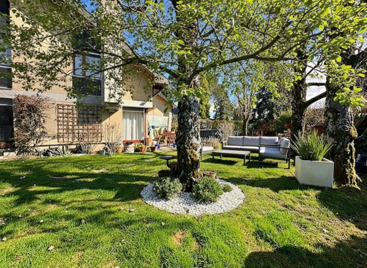 Gepflegter Garten mit Terrasse und Sitzgruppe