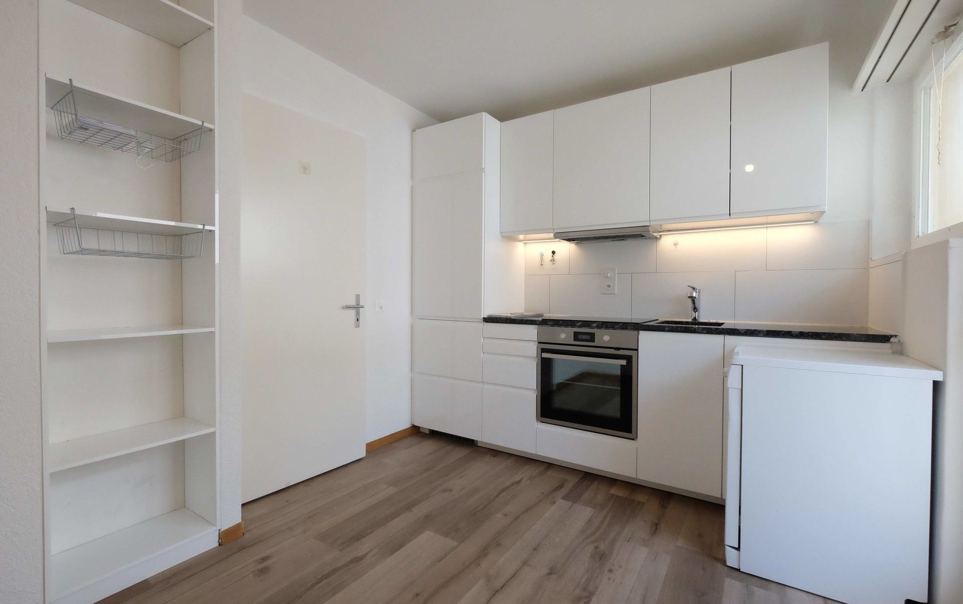 Moderne, kompakte Einbauküche