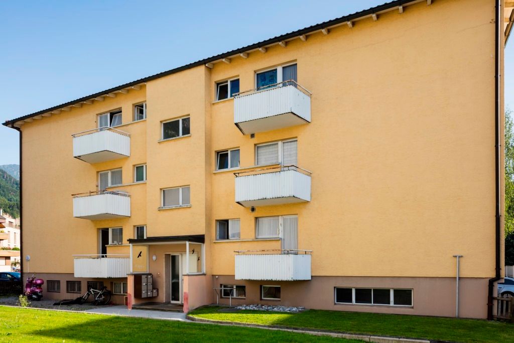 Mehrfamilienhaus mit Balkonen