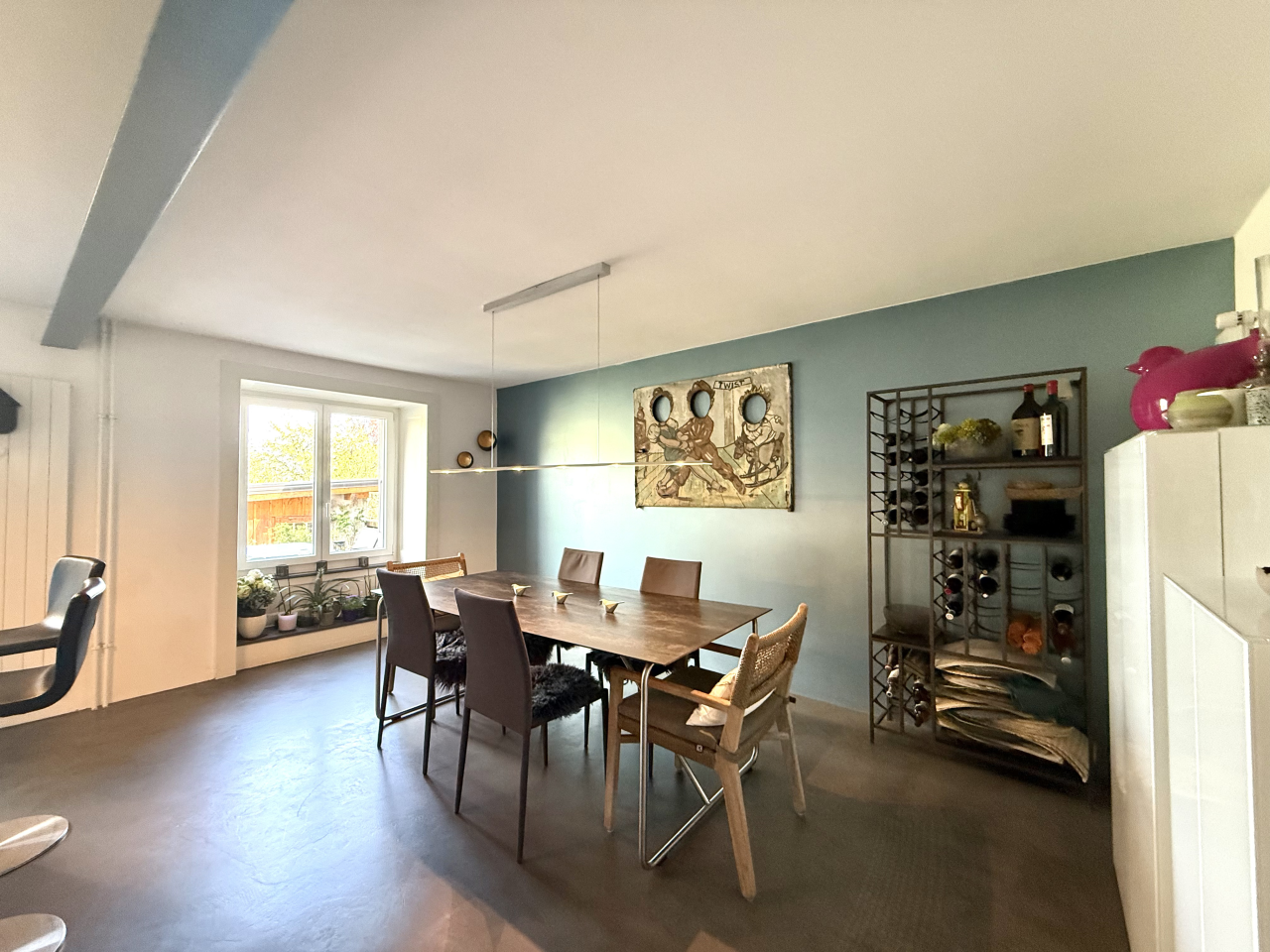 Essbereich mit großem Tisch und Fenster