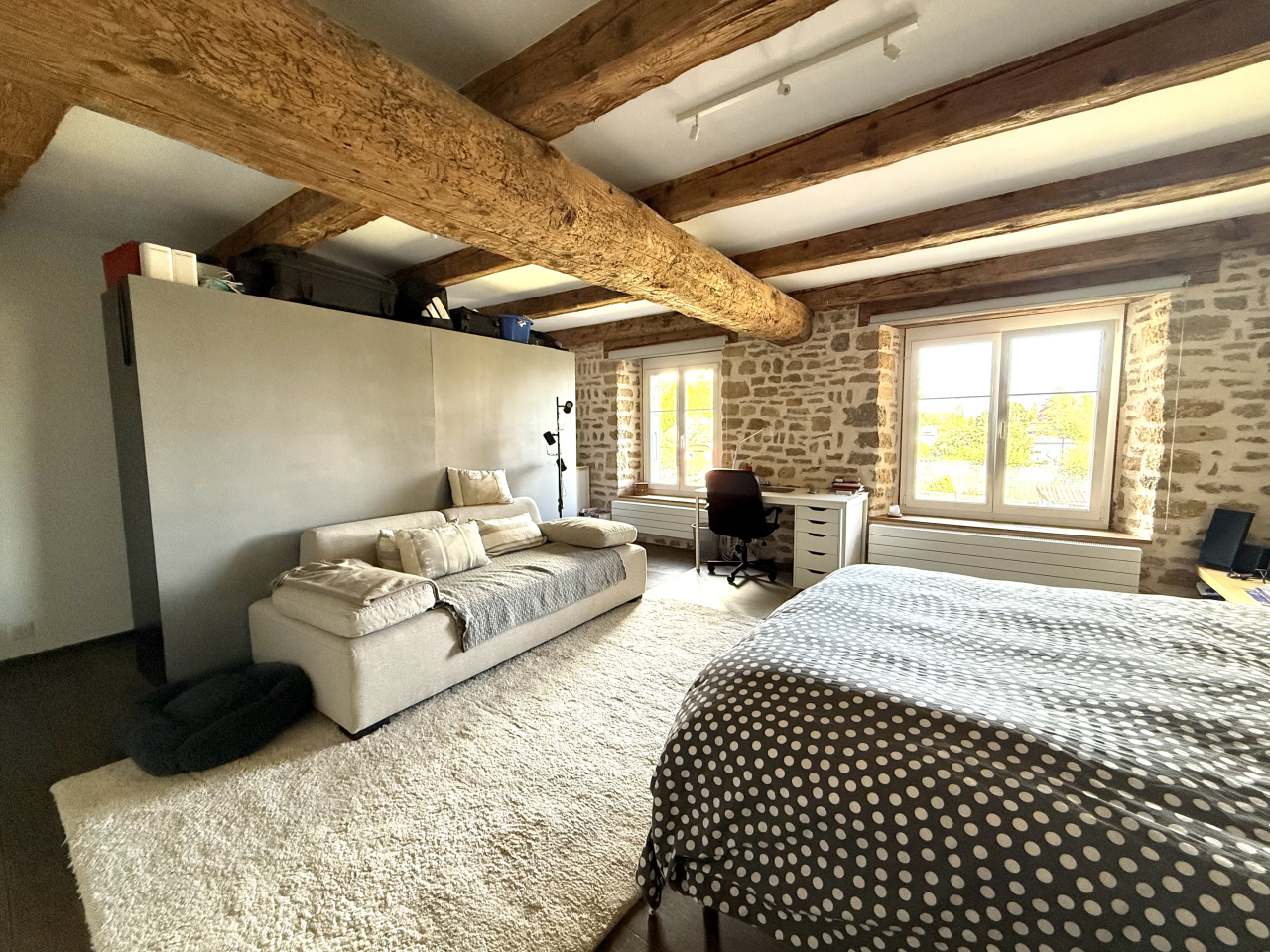 Rustikales Schlafzimmer mit sichtbaren Holzbalken