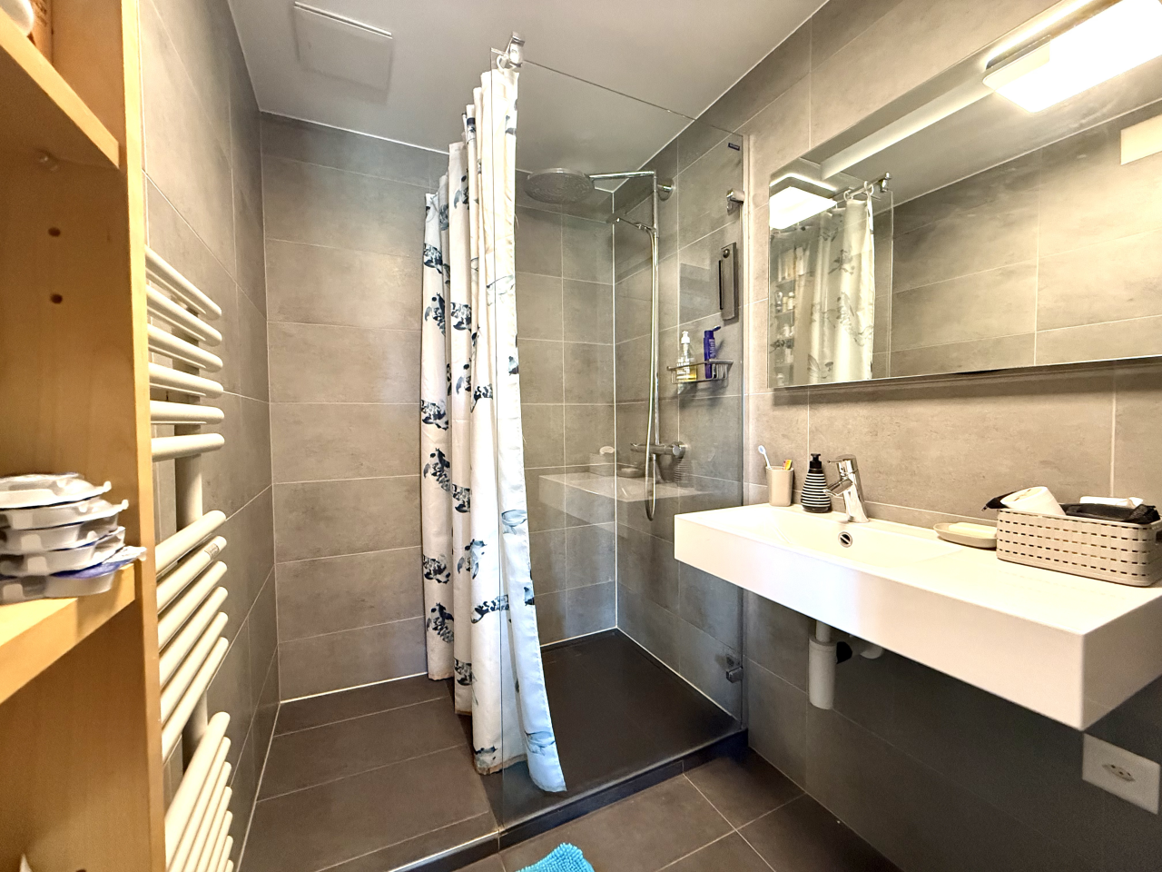 Modernes Badezimmer mit bodengleicher Dusche
