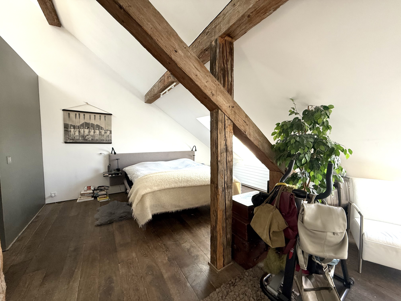 Dachgeschoss-Schlafzimmer mit sichtbaren Holzbalken