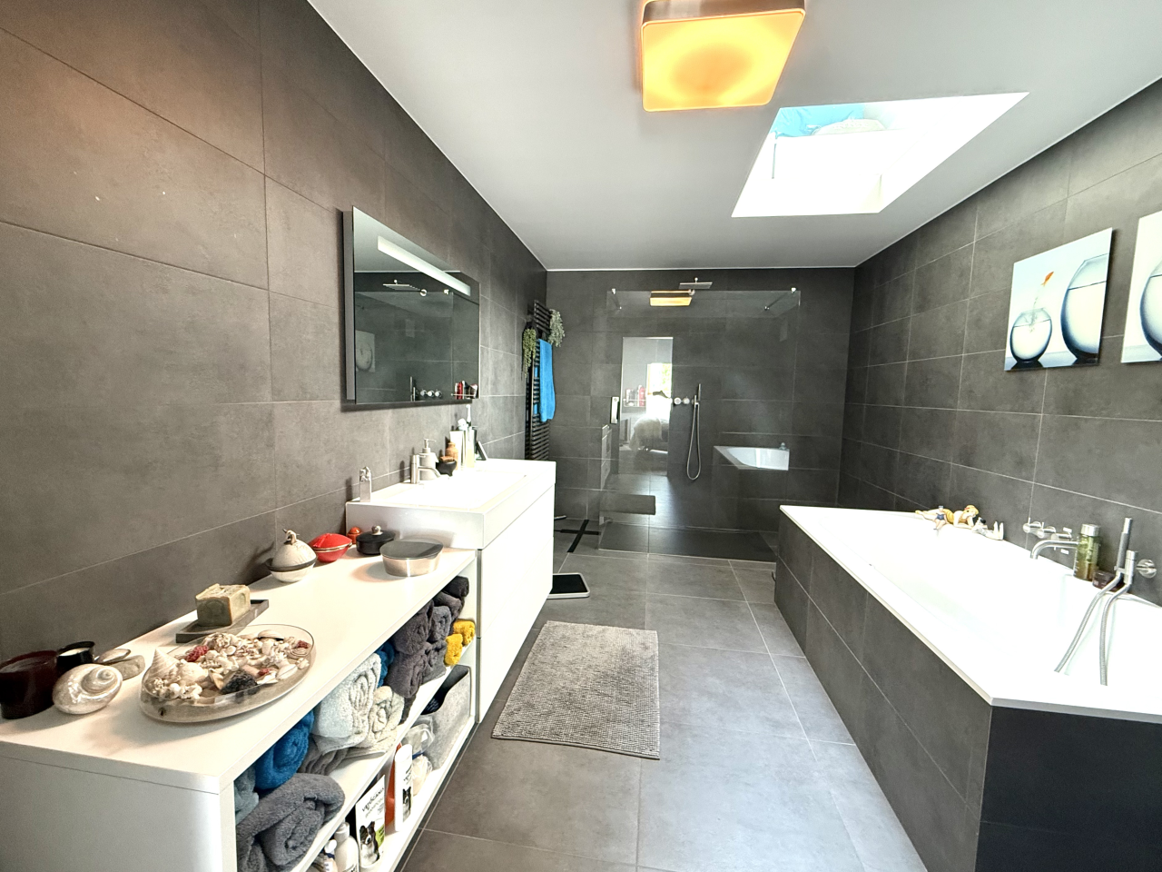 Modernes Badezimmer mit Dachfenster und freistehender Wanne