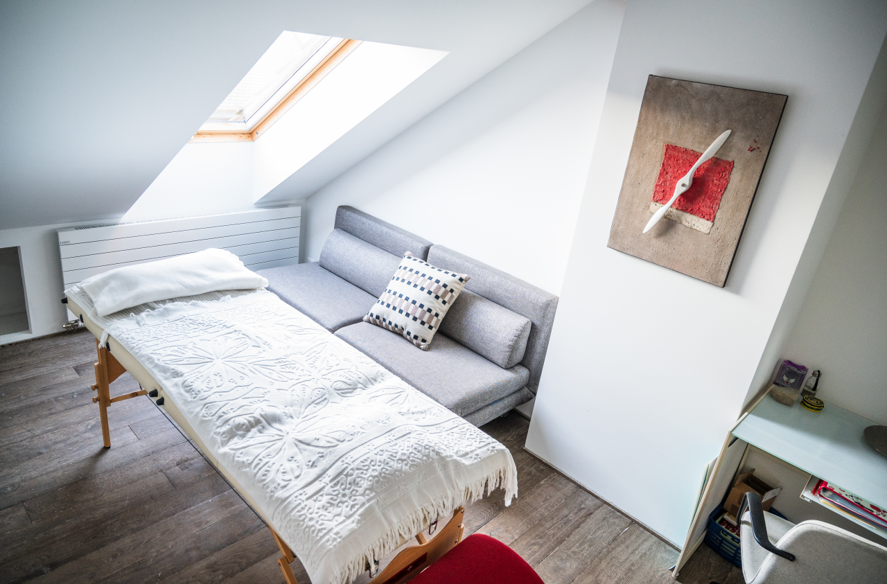Ausgebautes Dachzimmer mit Schlaf- und Sitzbereich