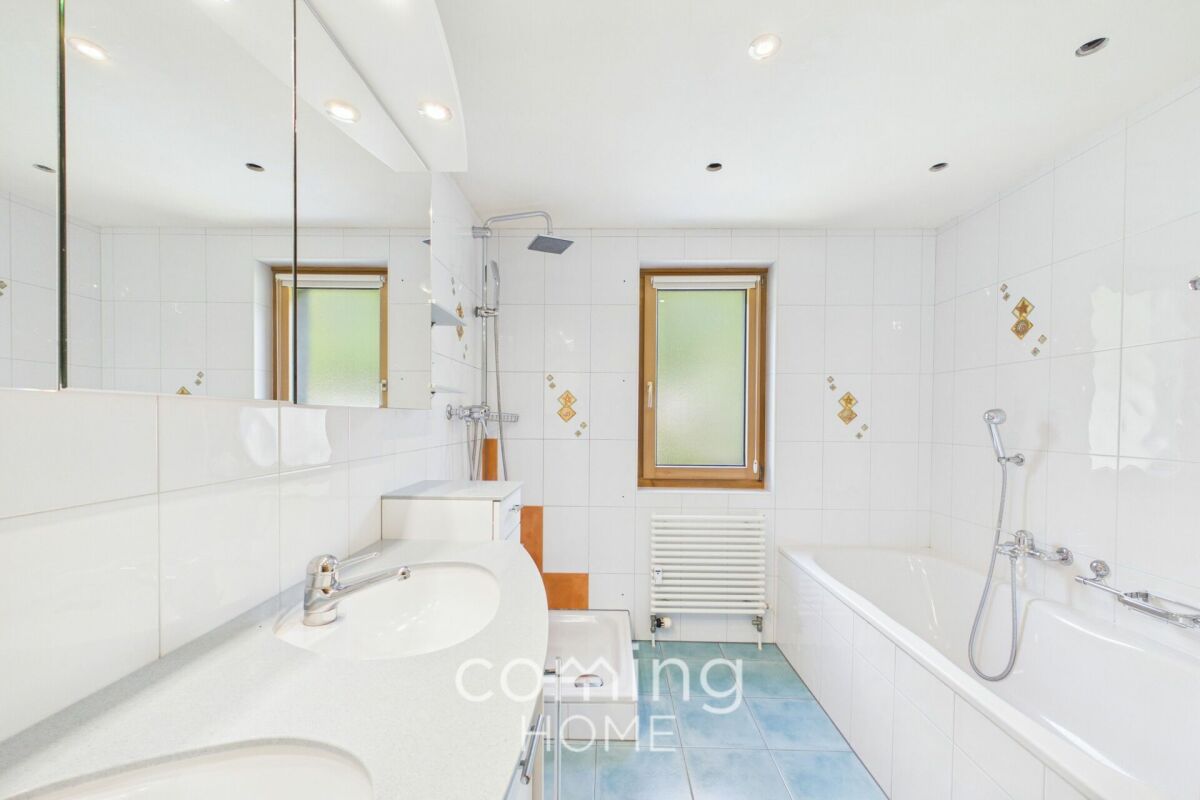 Modernes Badezimmer mit Badewanne und Fenster
