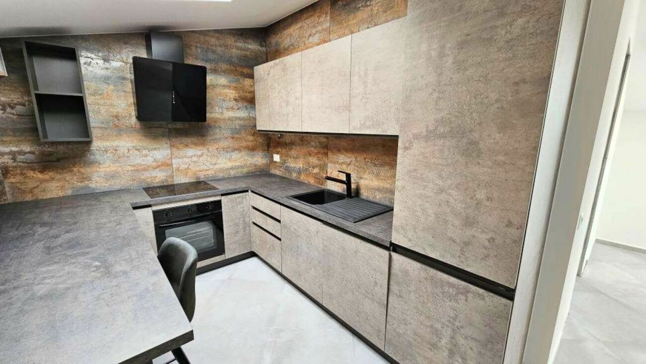 Moderne Einbauküche in Grau- und Betonoptik