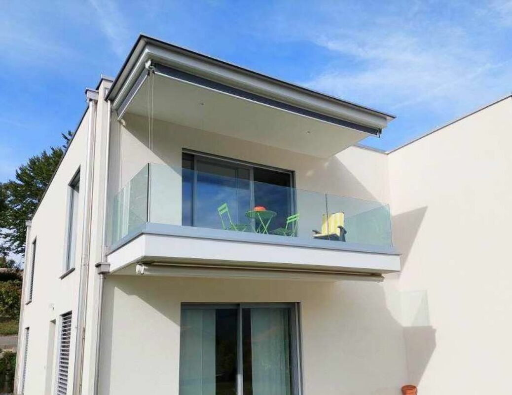 Moderne Hausfassade mit Balkon