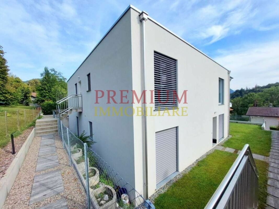 Modernes Einfamilienhaus mit Garten und Weg