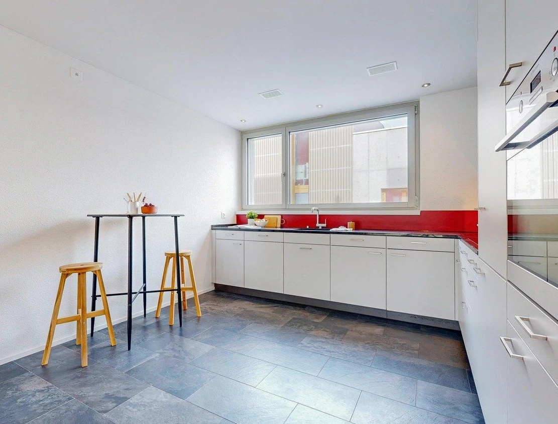 Moderne Küche mit roter Nischenrückwand