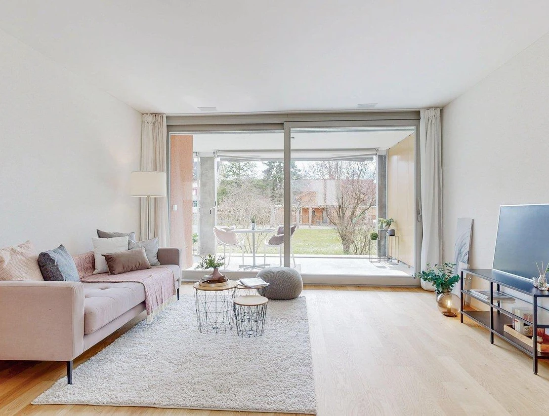 Helles Wohnzimmer mit Terrasse und Gartenblick