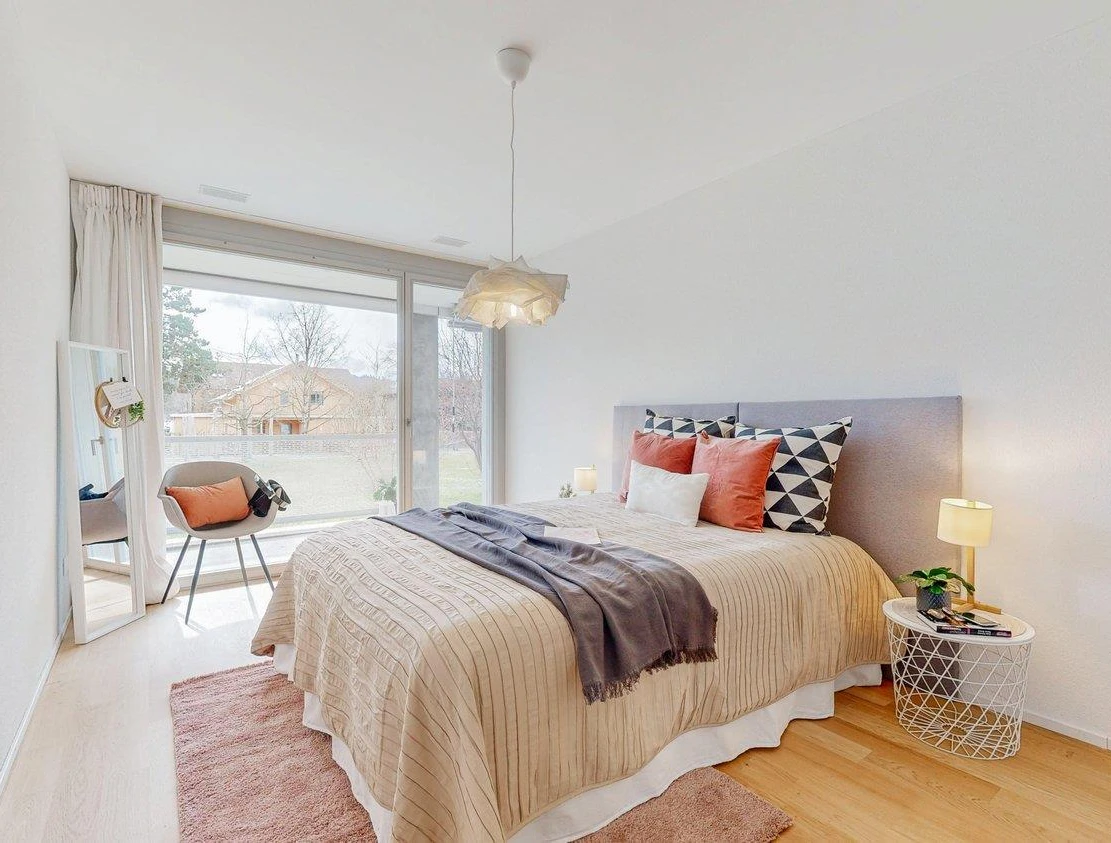 Helles Schlafzimmer mit Balkon- bzw. Terrassentür