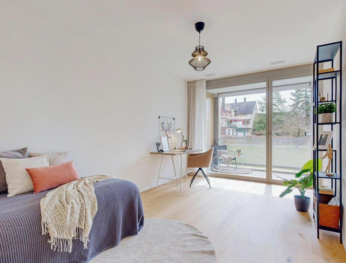 Helles Schlafzimmer mit Balkonblick