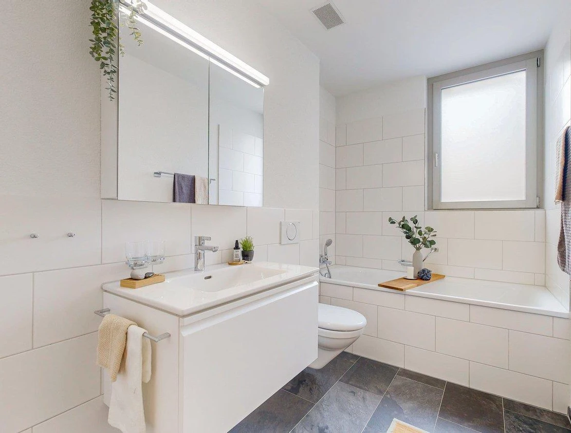 Modernes Badezimmer mit Wanne und Waschtisch