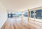 Heller leerer Wohnraum mit Panoramafenstern