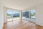 Heller Wohnraum mit Panoramablick