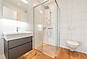 Modernes Badezimmer mit Waschtisch und Dusche