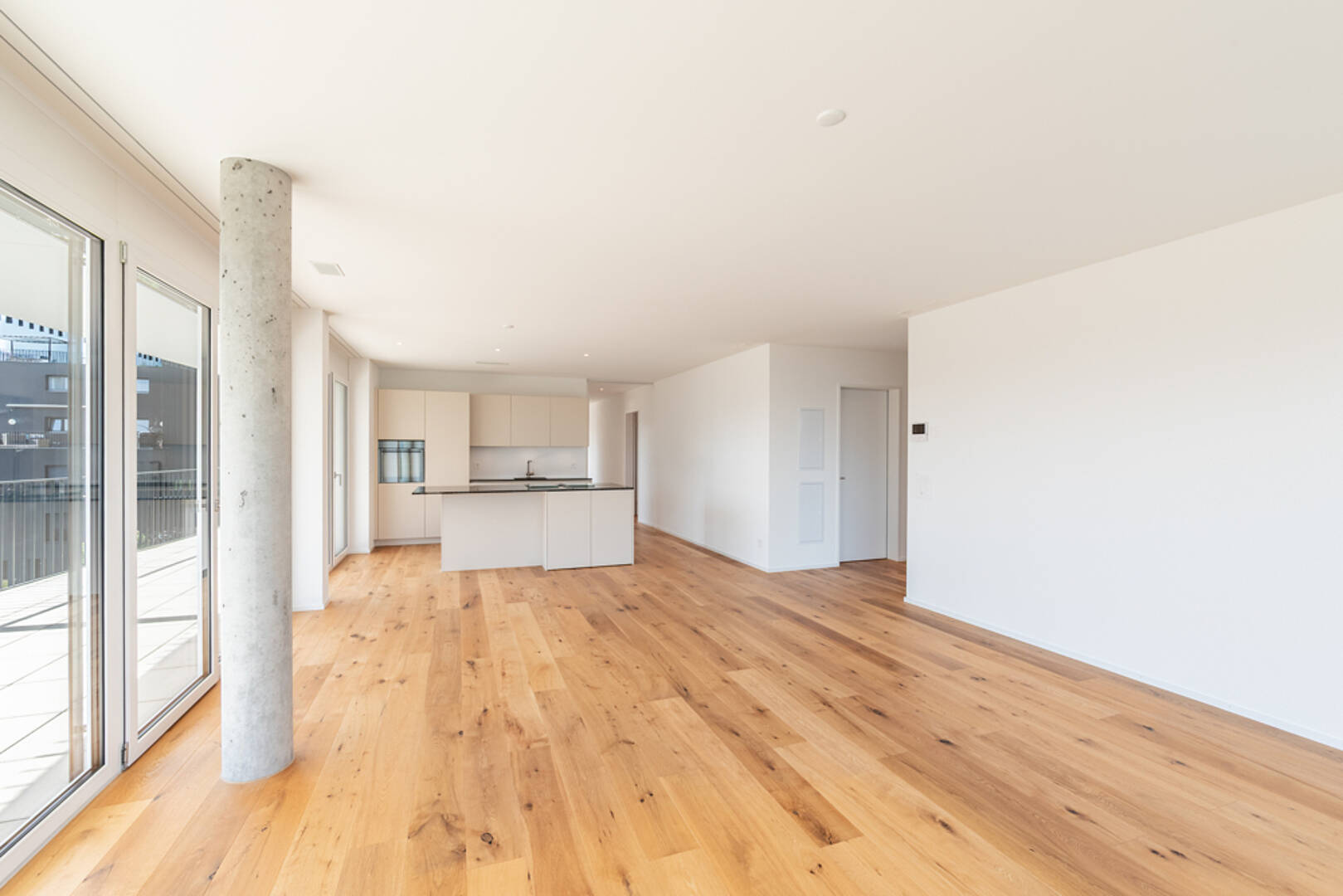 Offener Wohnbereich mit Küche und Balkon