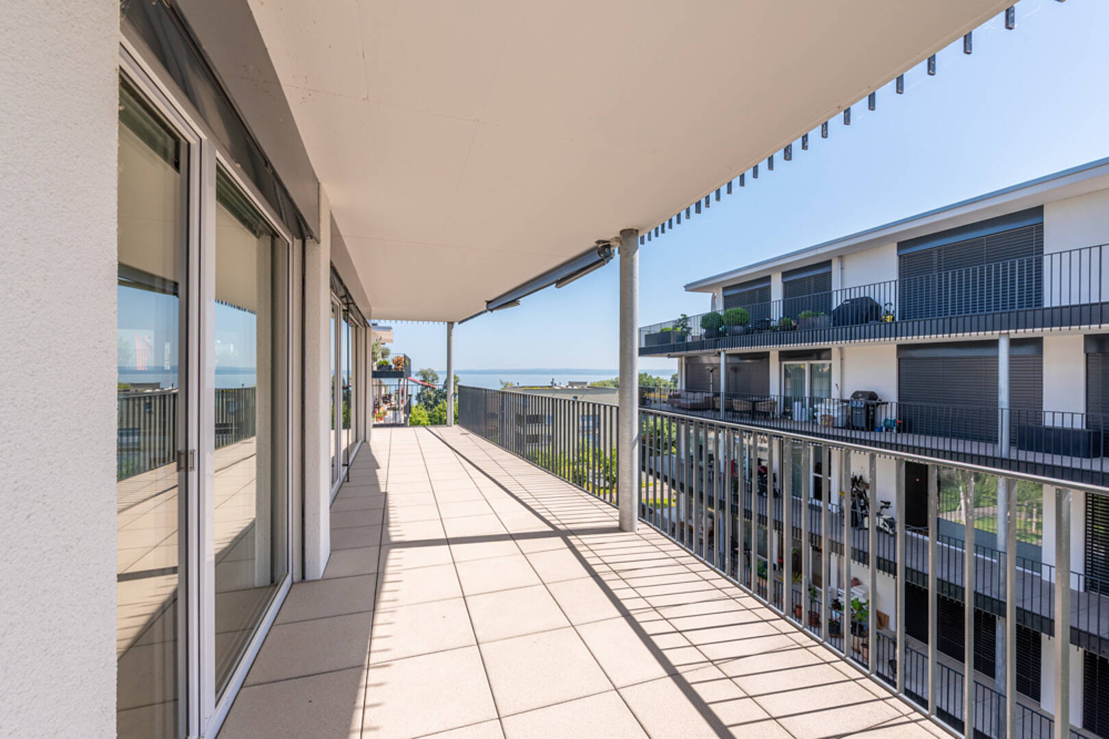 Große überdachte Balkonterrasse mit Meerblick