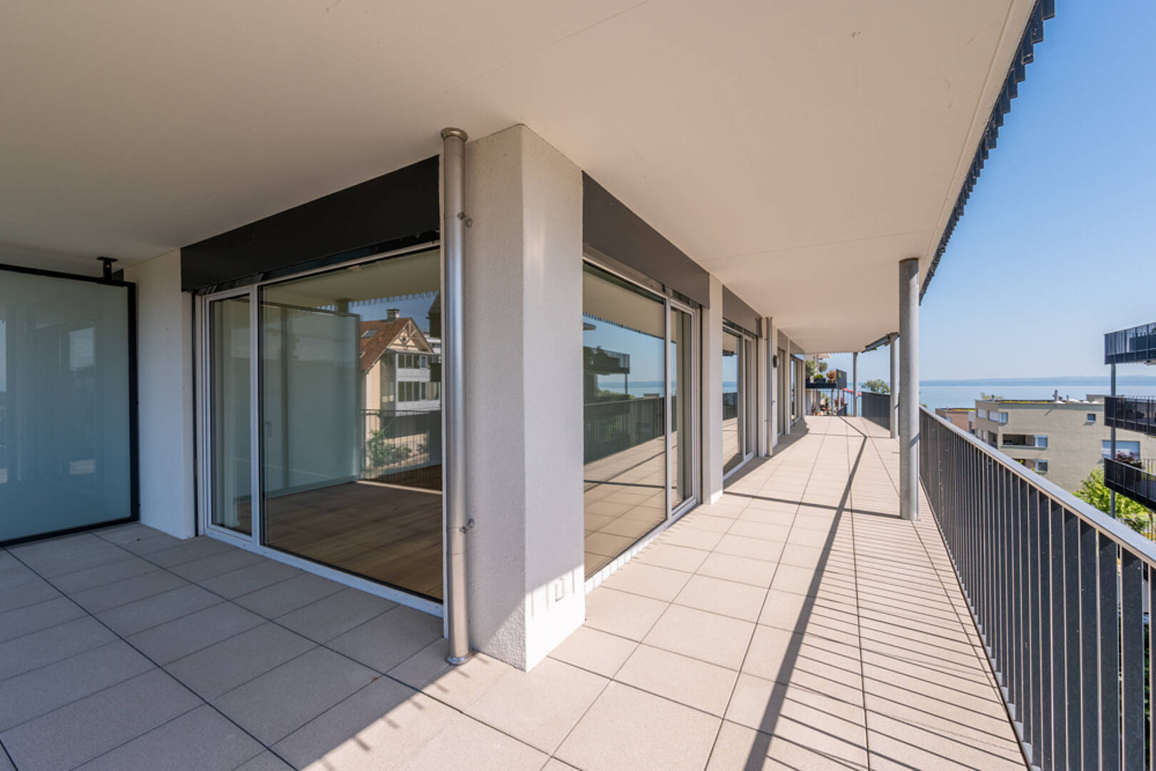 Großer Balkon mit Meerblick