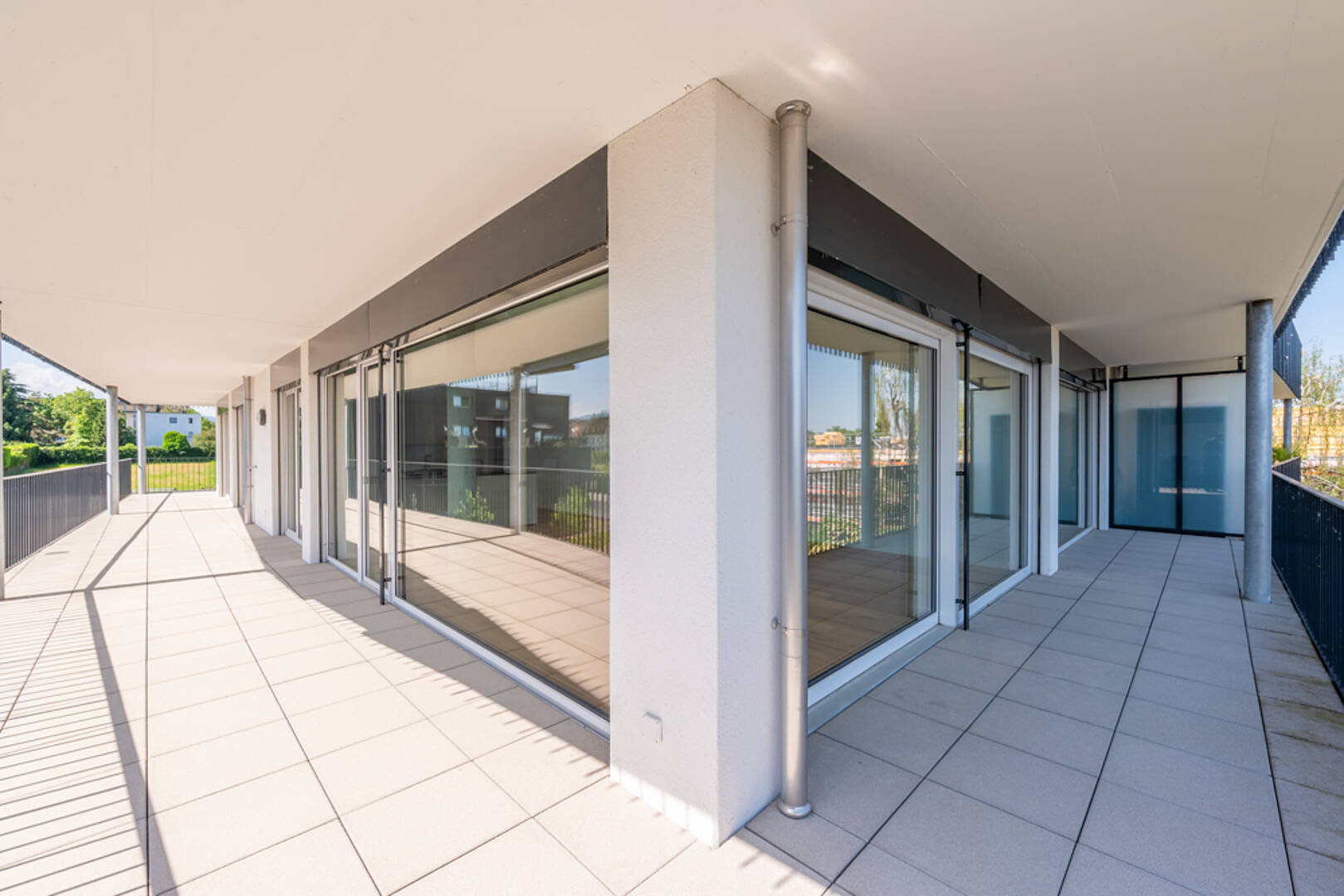 Großer moderner Balkon mit Glasfronten