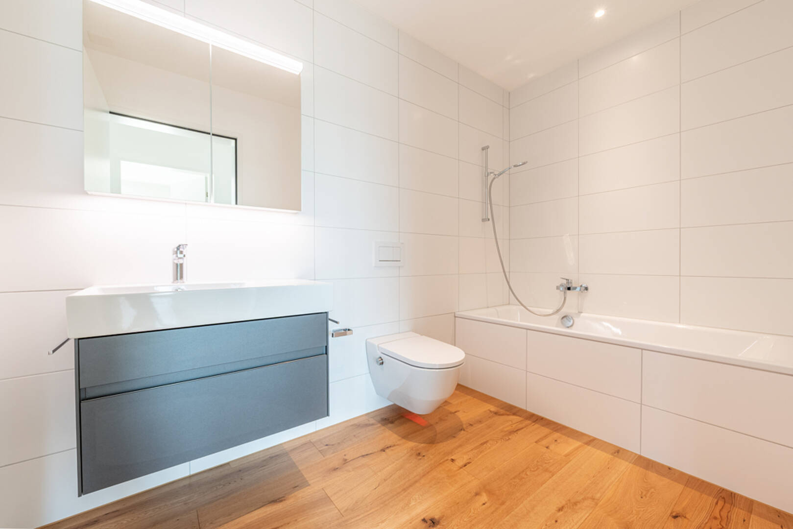 Modernes Bad mit Badewanne