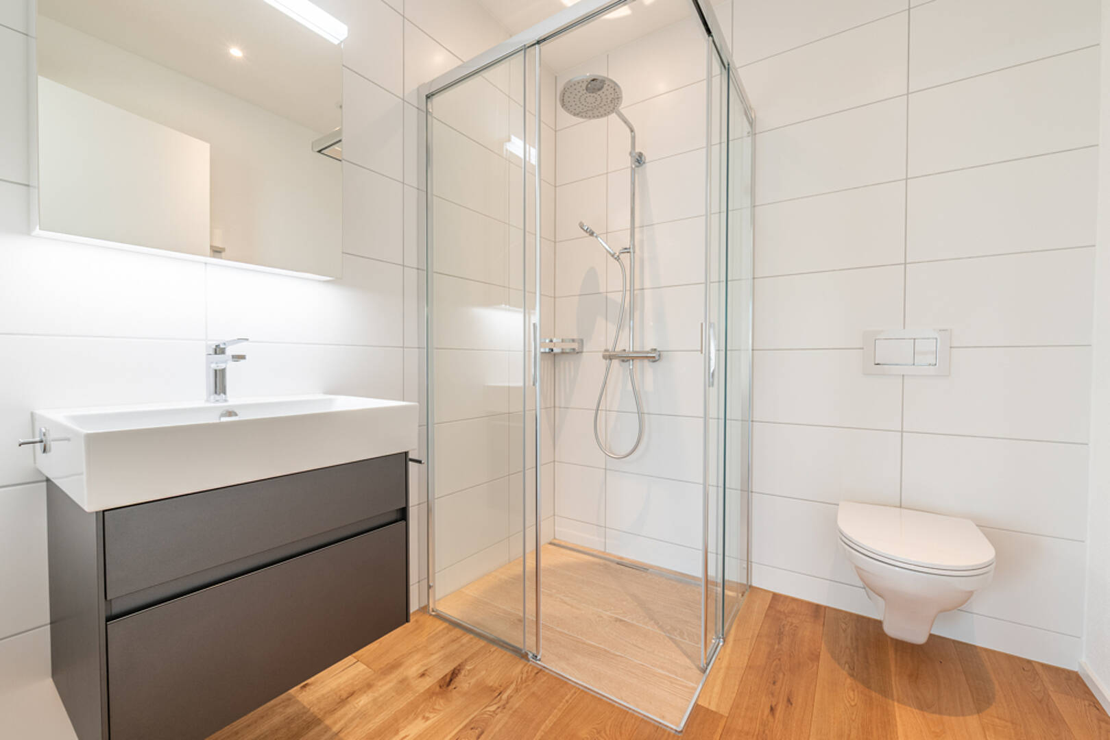 Modernes Badezimmer mit Dusche und WC