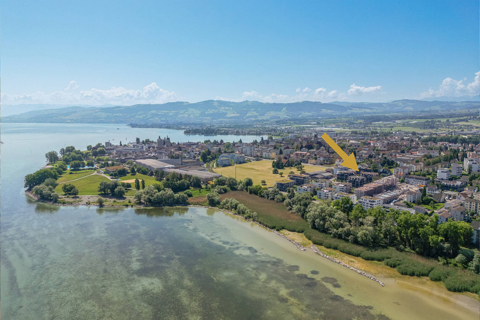 Luftaufnahme einer See- und Stadtlandschaft