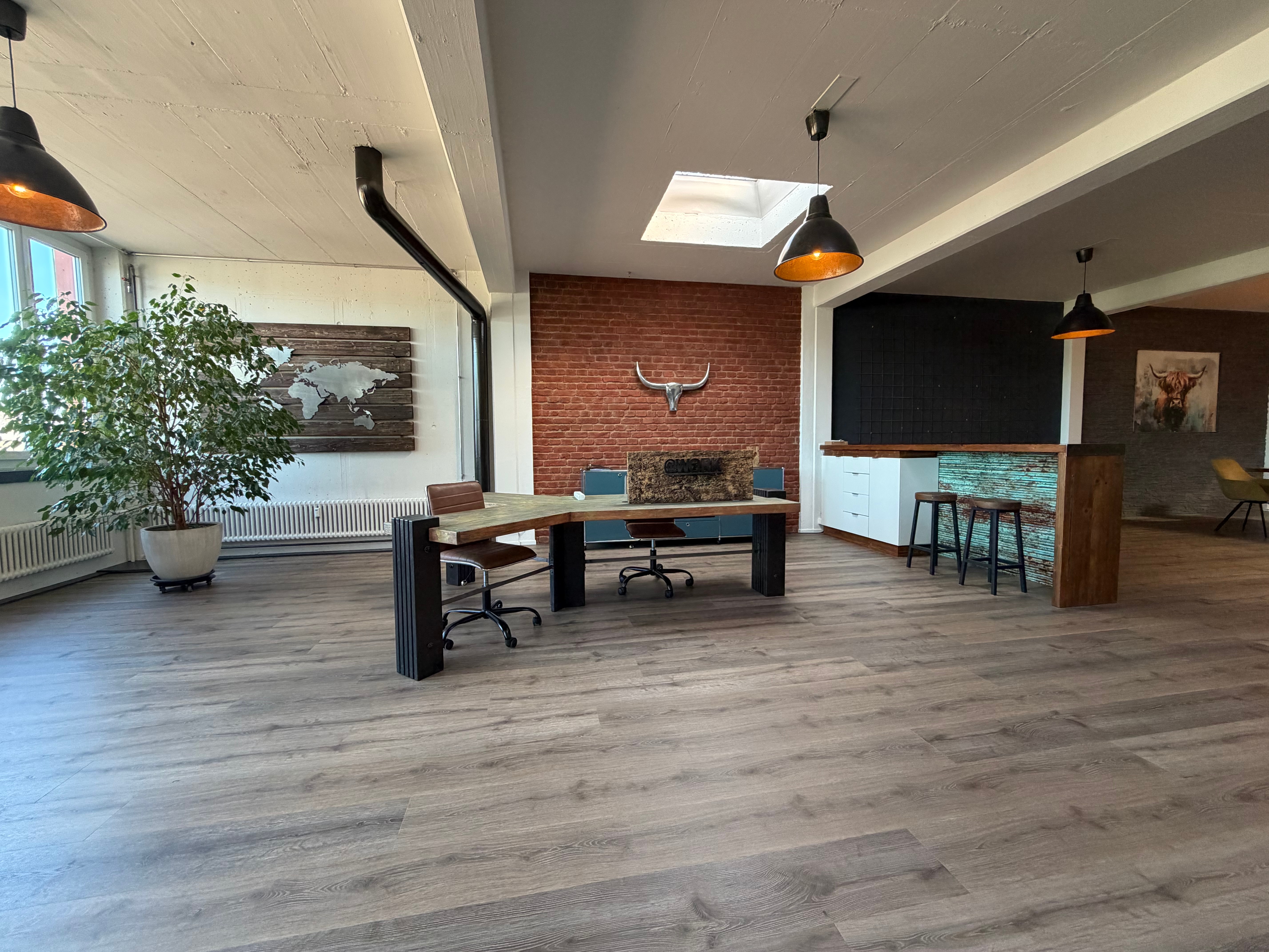 Großzügiges, modern-industrial gestaltetes Büro- bzw. Arbeitszimmer