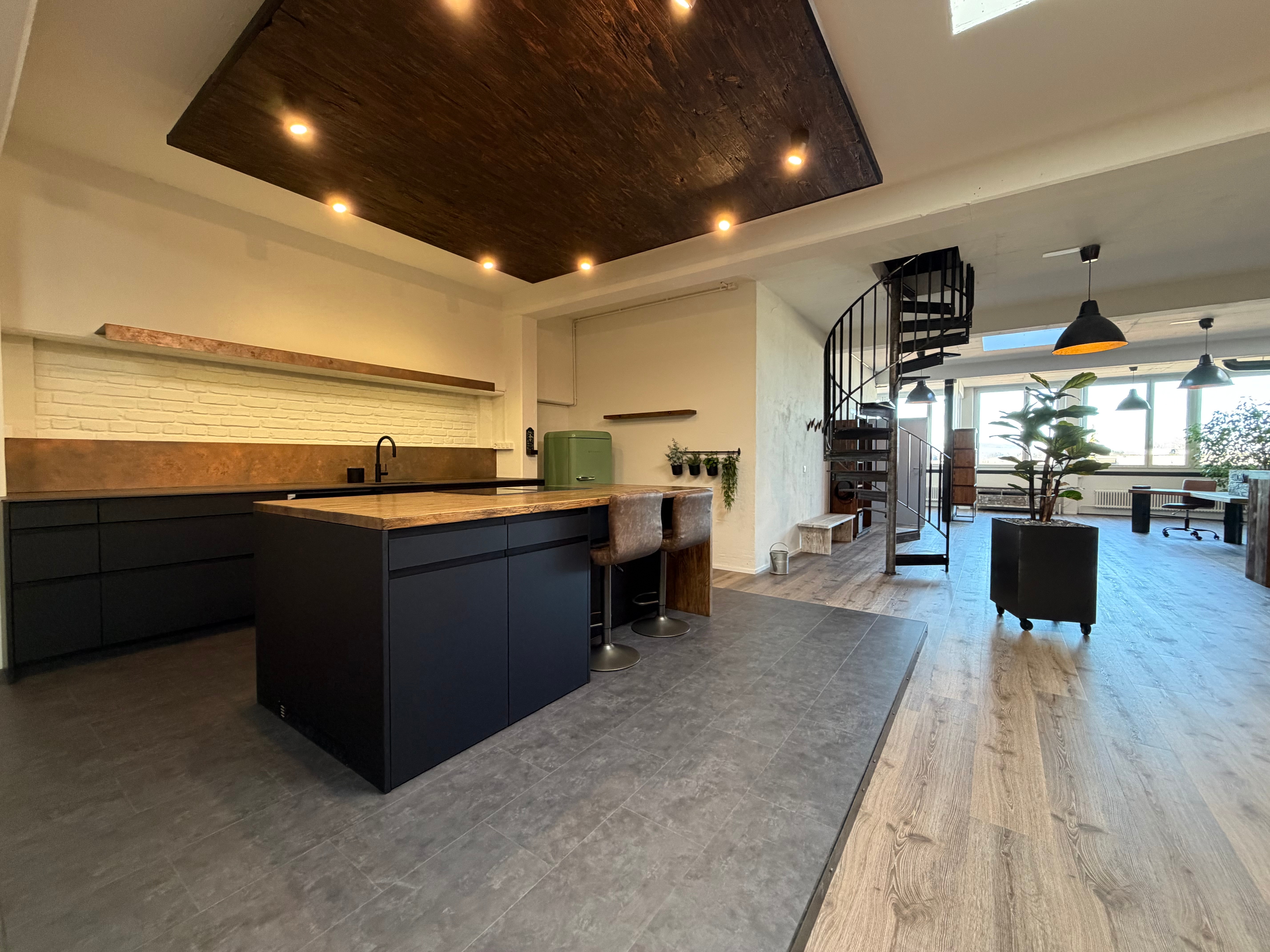 Offene moderne Wohnküche mit Galerie und Wendeltreppe