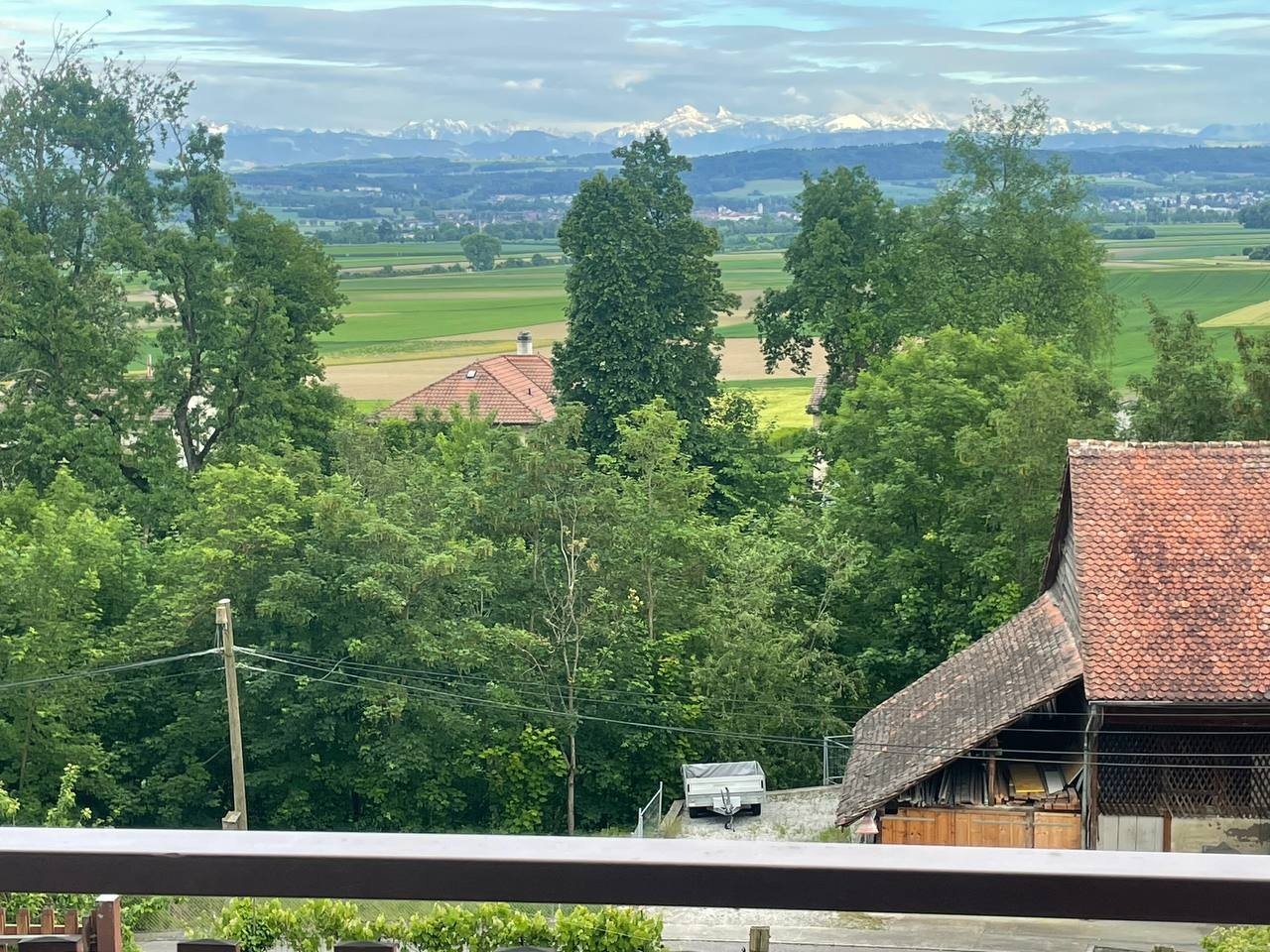 Landschaftsblick mit Bergen und Bäumen