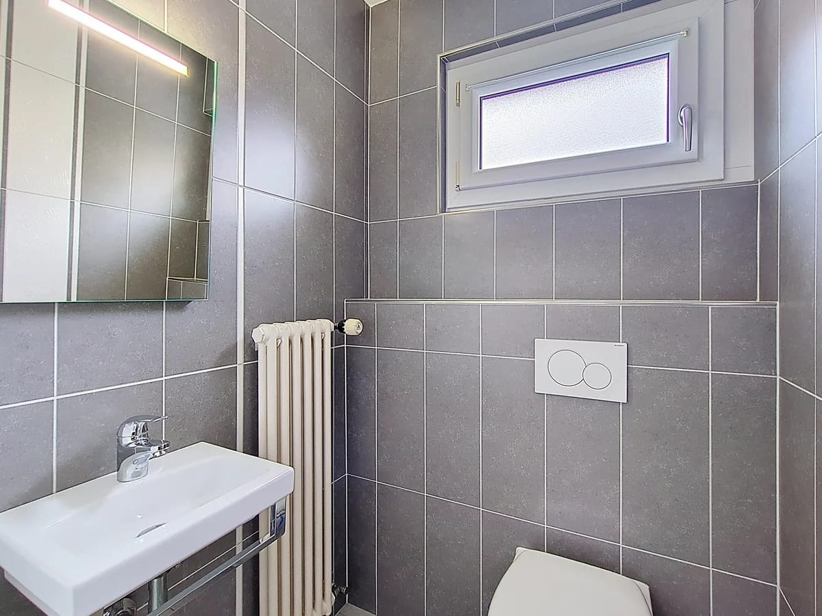 Kompaktes Badezimmer mit WC