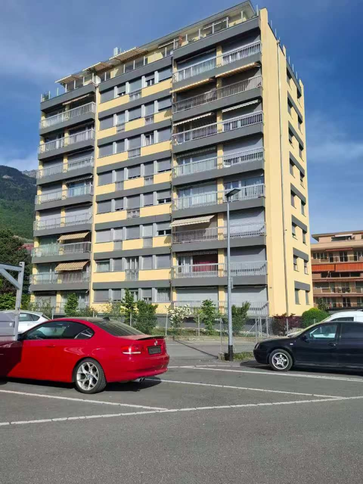 Wohngebäude mit Balkonen