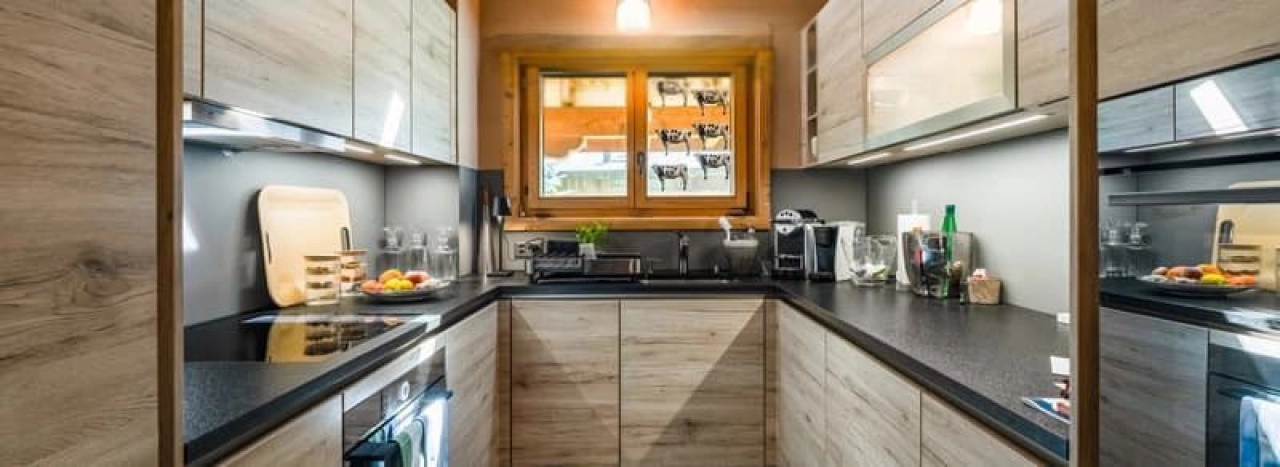 Moderne Einbauküche mit Holzoptik