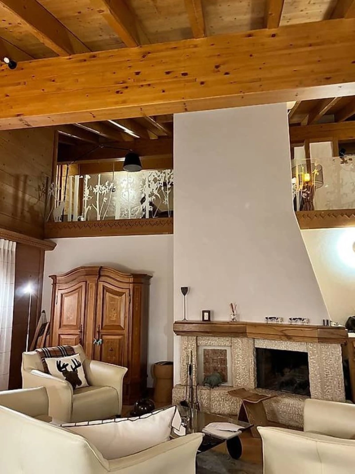 Wohnzimmer mit Holzbalkendecke und Kamin