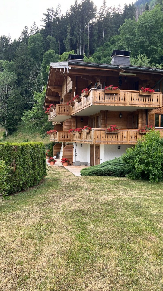 Alpines Chalet mit Balkonen