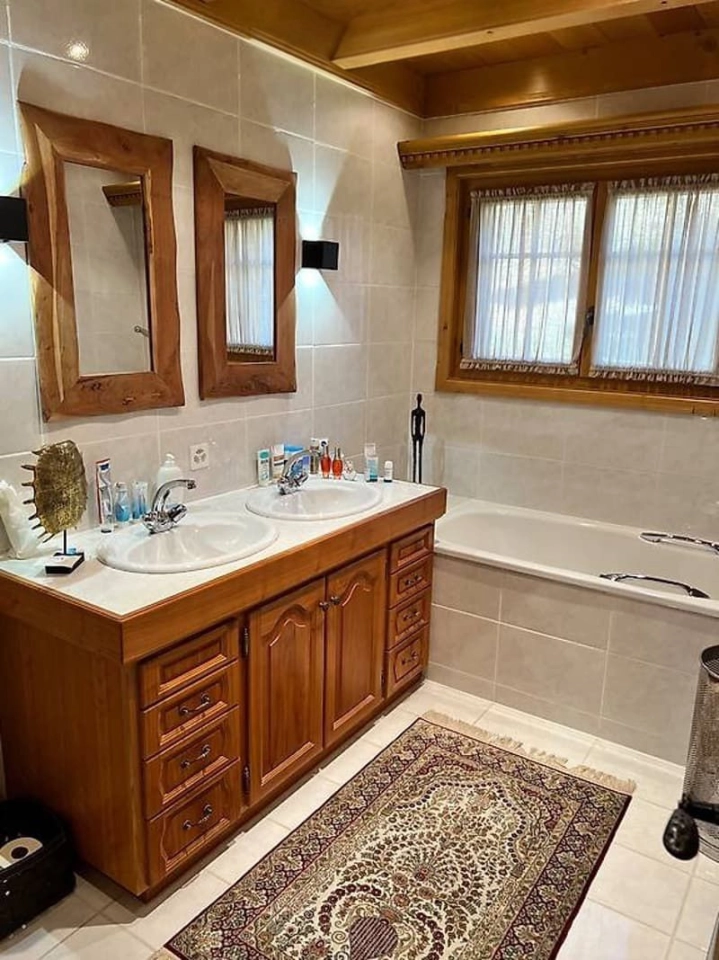 Badezimmer mit Doppelwaschtisch und Wanne
