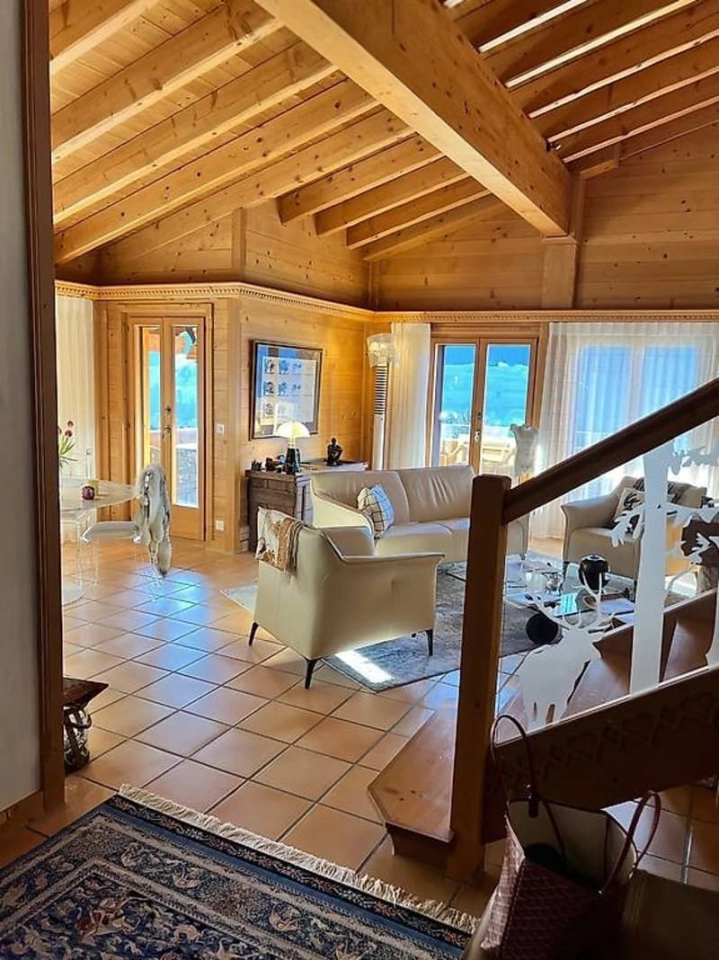 Gemütliches Holzwohnzimmer mit offener Sicht bis zum Dach