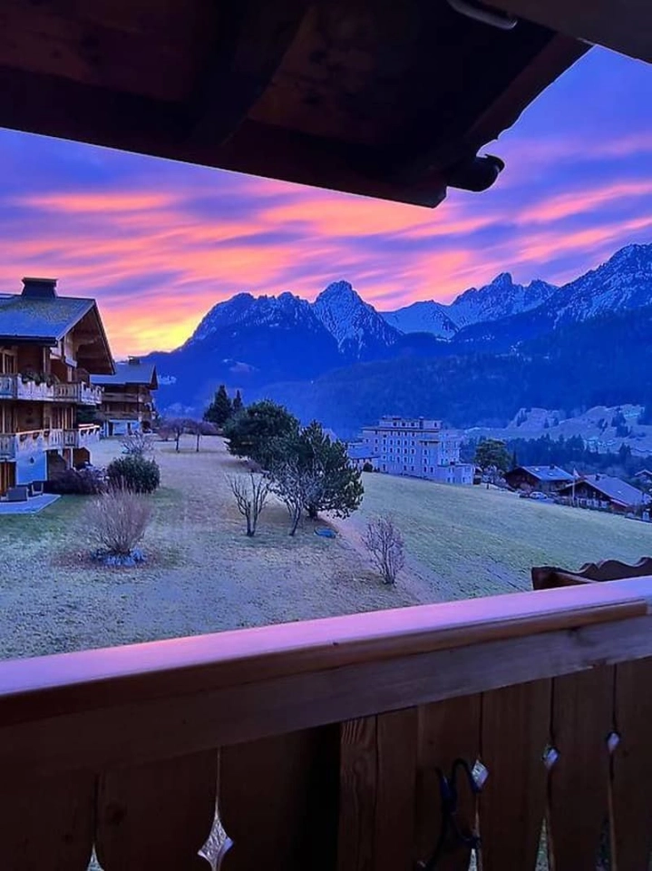 Bergblick von einem Balkon bei Sonnenuntergang