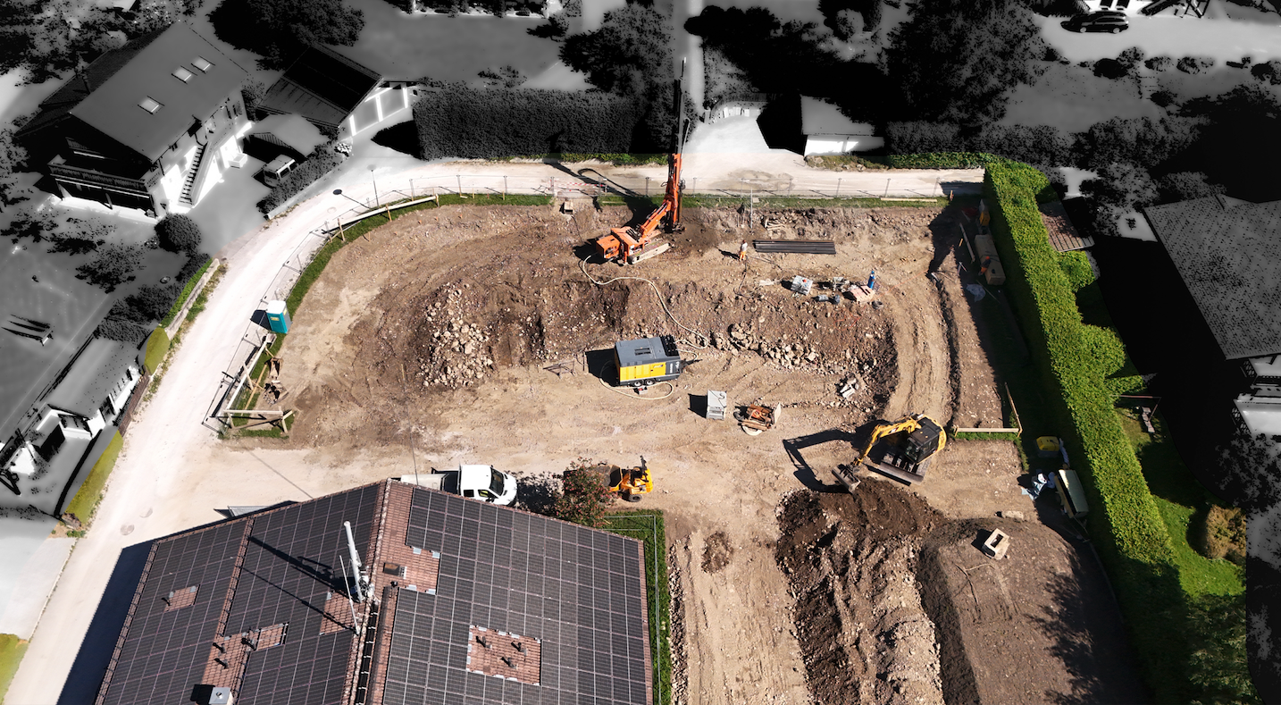 Luftaufnahme einer Baustelle mit Erdaushub