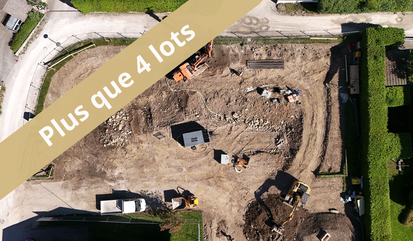 Luftaufnahme einer Baustelle mit Erschließung von vier Grundstücken