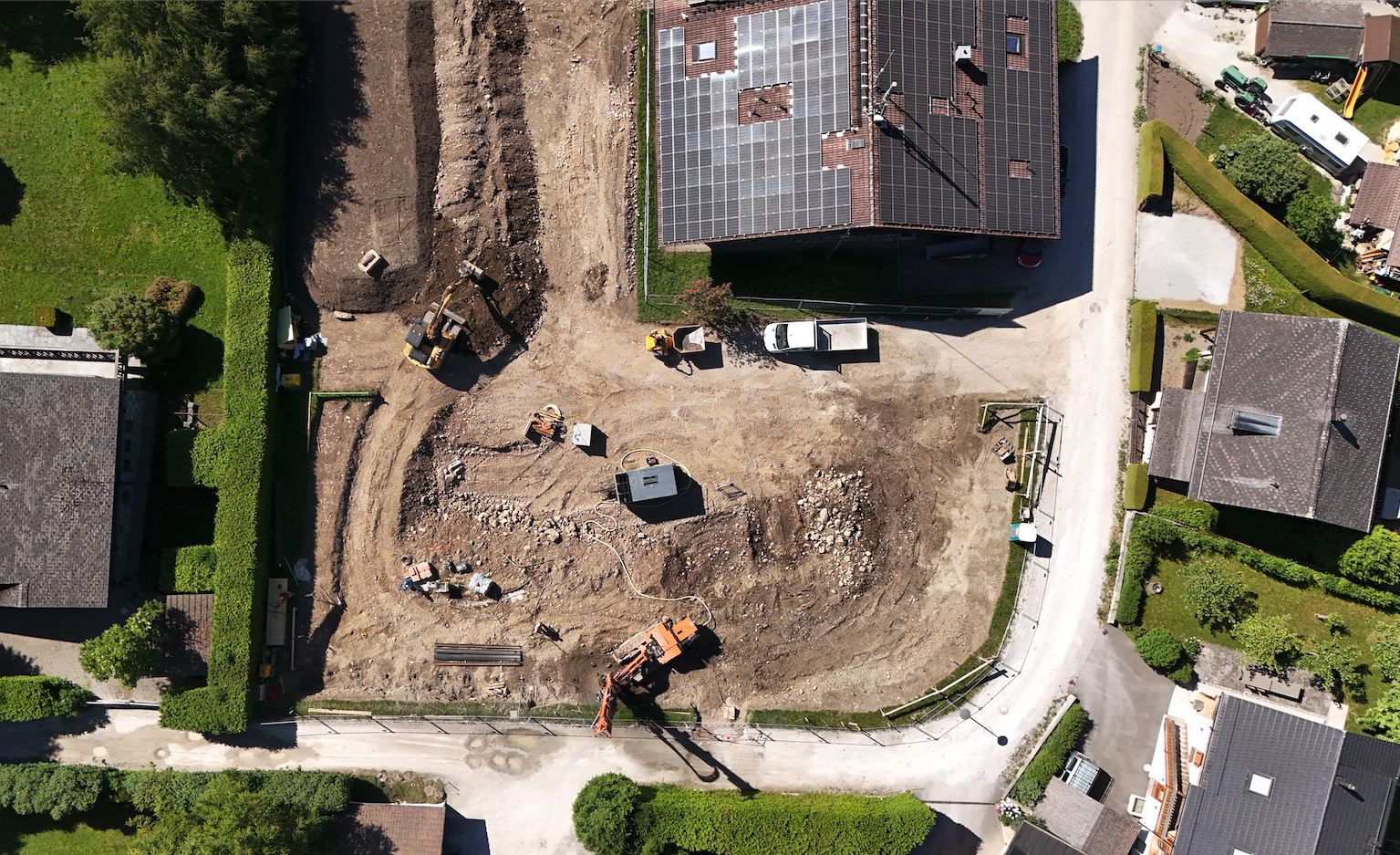 Luftaufnahme einer Baustelle im Wohngebiet