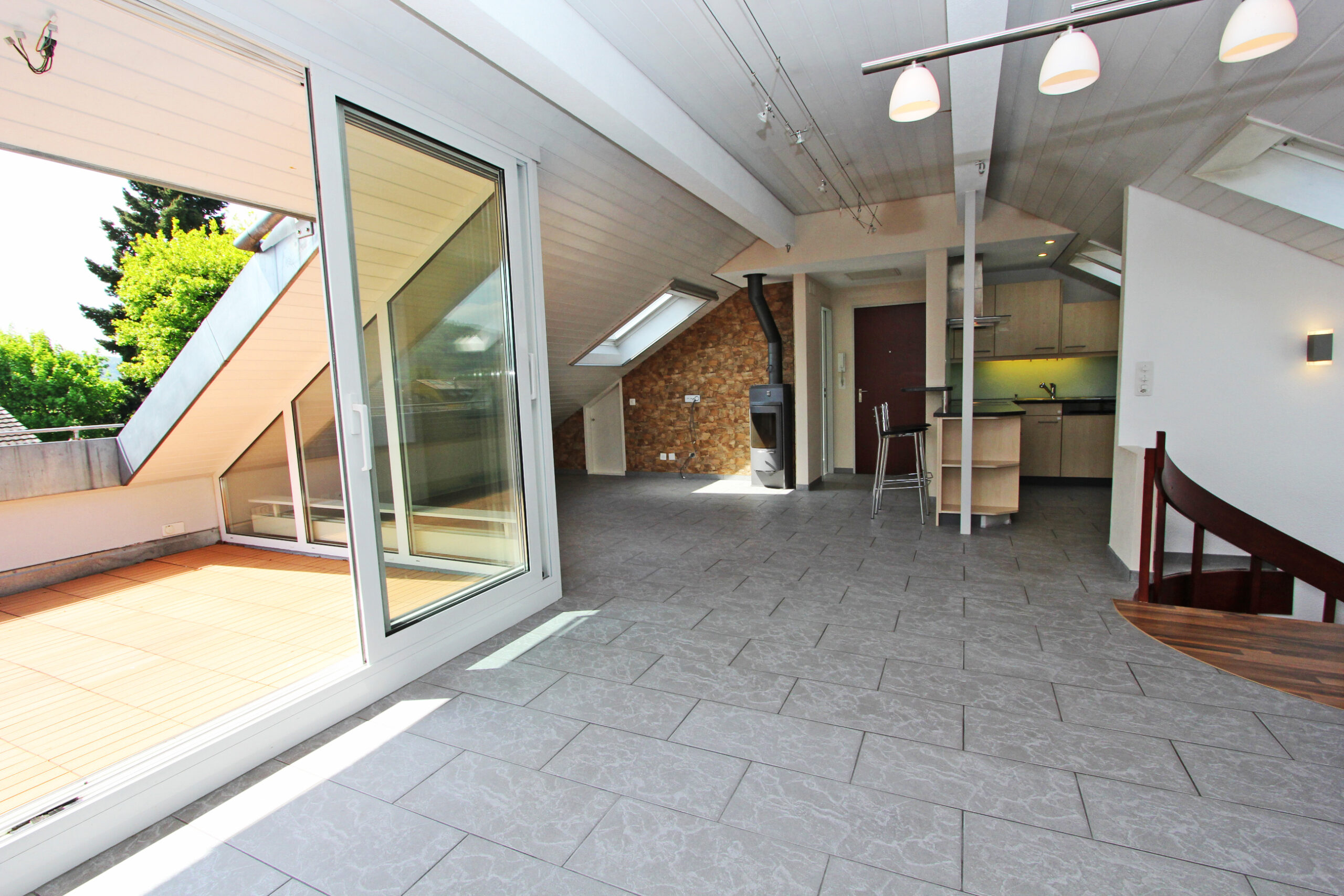Offener Dachgeschoss-Wohnbereich mit Terrasse und Küchenzone