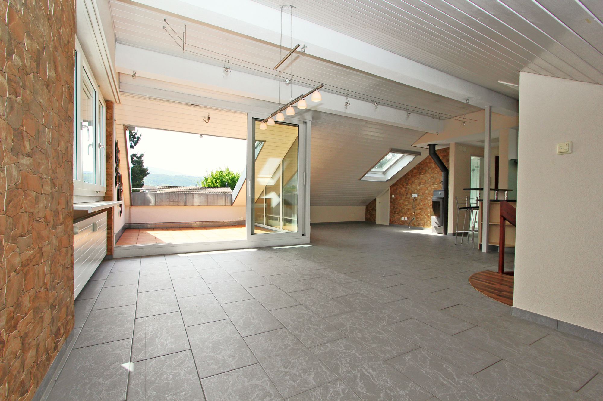 Großer Dachgeschossraum mit Terrasse
