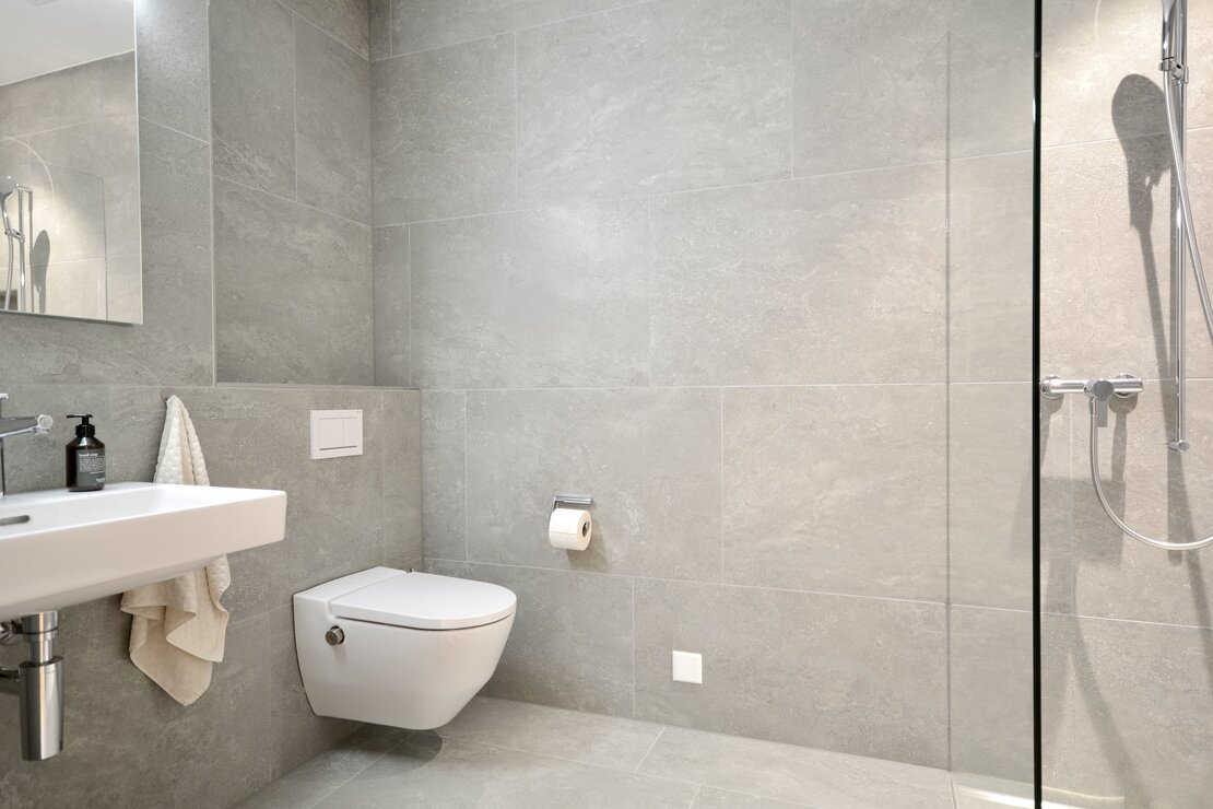 Modernes Badezimmer mit begehbarer Dusche und wandhängendem WC