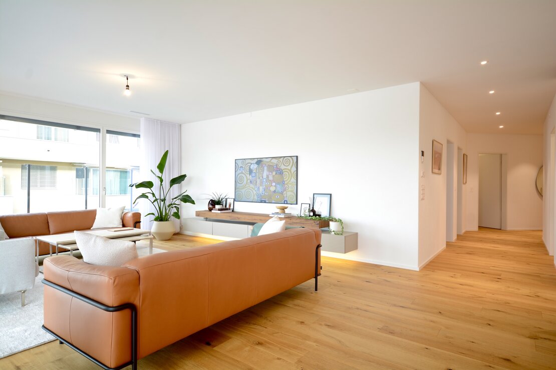 Helles, modernes Wohnzimmer mit offener Diele
